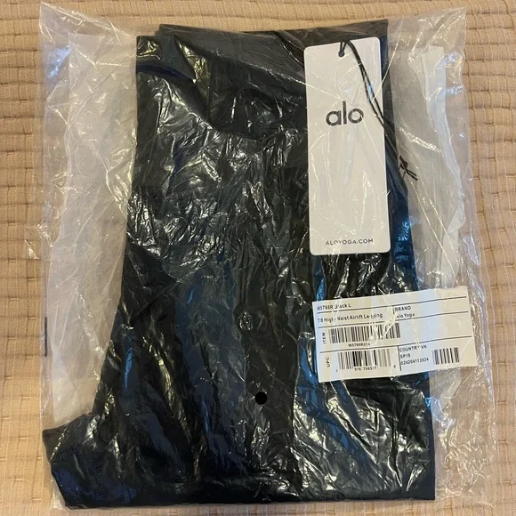 ALO Yoga 7/8 High-Waist Airlift Legging Black Color - Picture 2 of 3